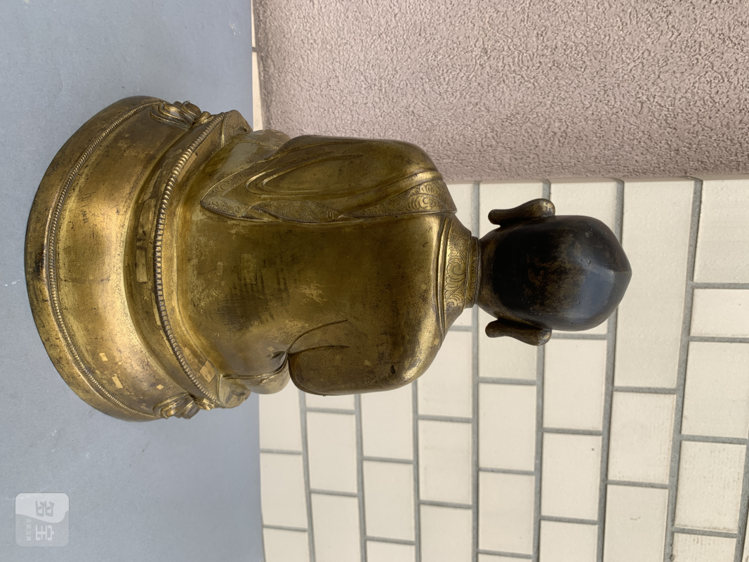 A large parcel gilt-bronze figure of a lama - 图8